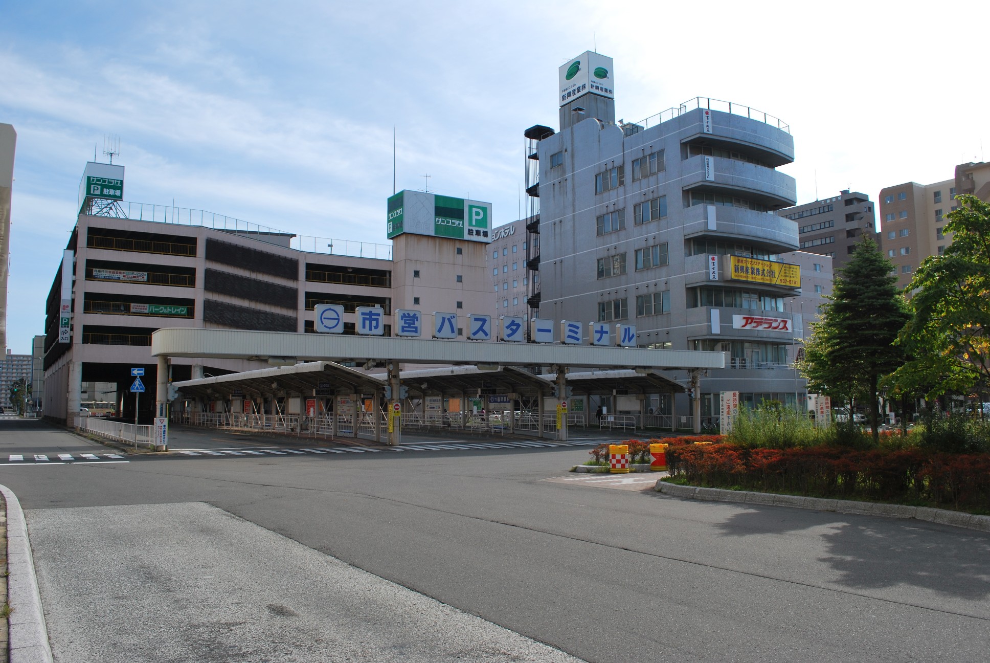 苫小牧市営バスターミナルの看板と屋根つきの乗り場