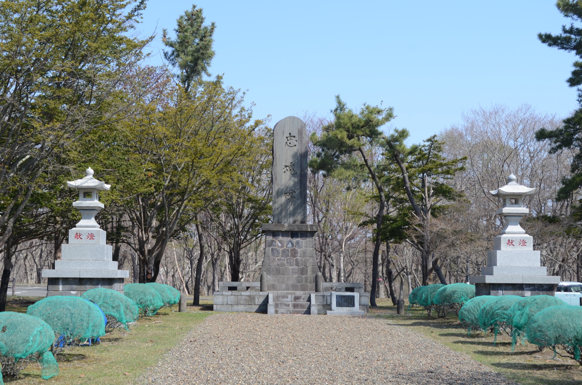 緑ヶ丘公園の忠魂碑と石灯籠のイメージ