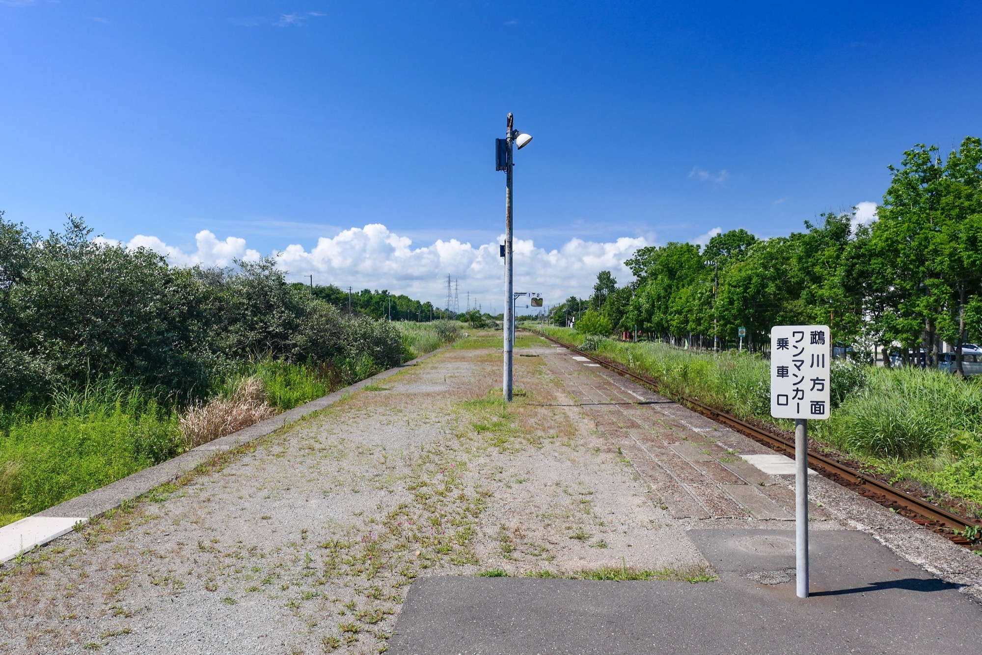 勇払駅のホームと線路のイメージ