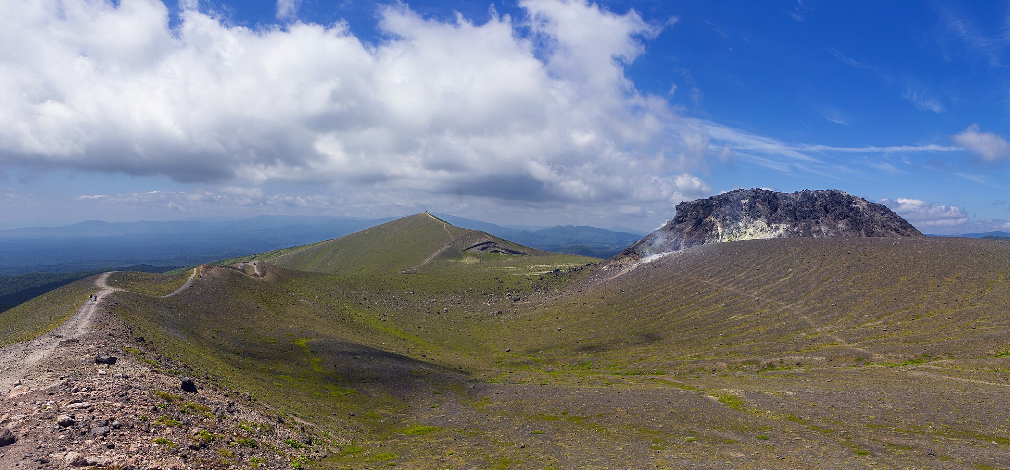 樽前山の外輪山と溶岩ドーム